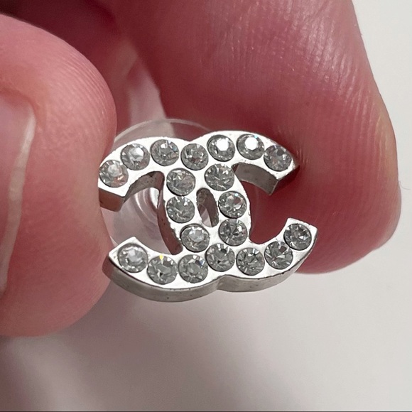 💥SOLD💥 CHANEL Classic Crystal CC Logo Earrings - Picture 7 of 8